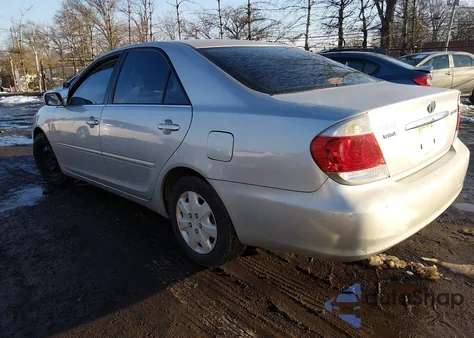 2005 Toyota Camry Le z USA, uszkodzony, nr VIN 4T1BE32K75U034202